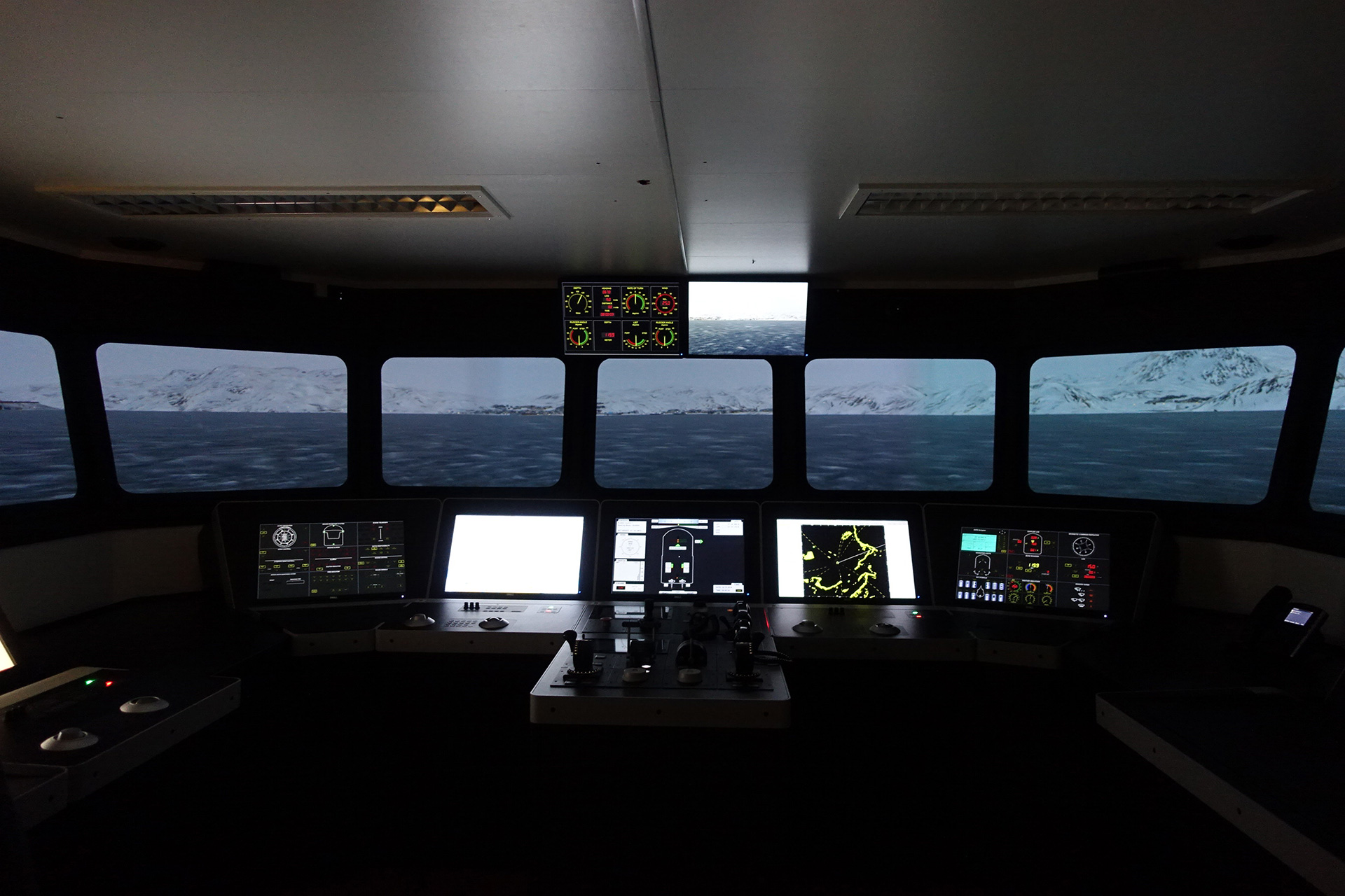 Ship’s bridge simulator at USN. Photo: COAST